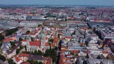 Almanya, Bavyera 'da Münih' in güneşli bir yaz gününde havadan görünüşü