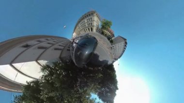 Yazın güneşli bir günde Münih sokaklarında küçük bir gezegen biçimi..