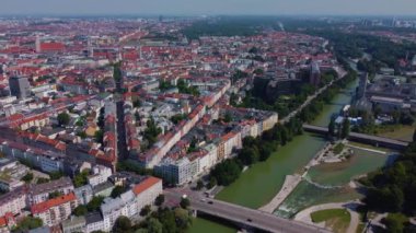 Almanya 'nın başkenti Münih' in güneşli bir yaz gününde havadan görünüşü