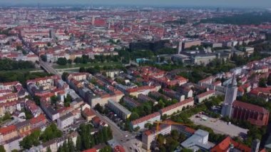 Almanya 'nın başkenti Münih' in güneşli bir yaz gününde havadan görünüşü