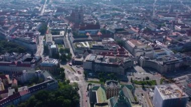 Almanya 'nın başkenti Münih' in güneşli bir yaz gününde havadan görünüşü