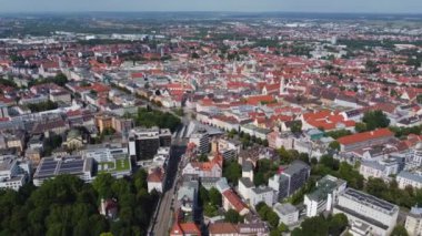 Almanya 'da Augsburg şehrinin havadan görünüşü, güneşli bir yaz gününde Bavyera.