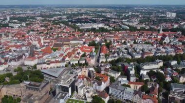 Almanya 'da Augsburg şehrinin havadan görünüşü, güneşli bir yaz gününde Bavyera.