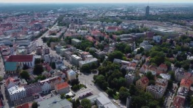 Almanya 'da Augsburg şehrinin havadan görünüşü, güneşli bir yaz gününde Bavyera.
