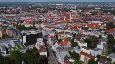 Almanya 'da Augsburg şehrinin havadan görünüşü, güneşli bir yaz gününde Bavyera.