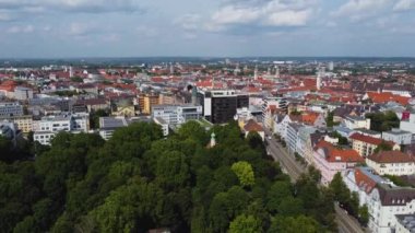 Almanya 'da Augsburg şehrinin havadan görünüşü, güneşli bir yaz gününde Bavyera.