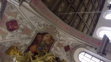 Augsburg Bavyera 'daki Heilig-Kreuz-Kirche kilisesi ve orgu..