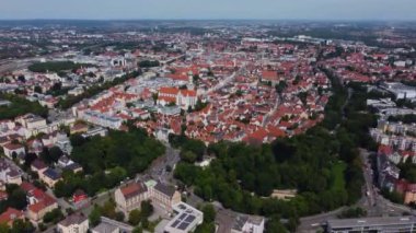 Almanya 'da Augsburg şehrinin havadan görünüşü, güneşli bir yaz gününde Bavyera.