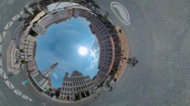 Yazın güneşli bir günde Almanya 'nın Augsburg kentinin ana meydanındaki belediye binasının etrafındaki küçük gezegen manzarası.