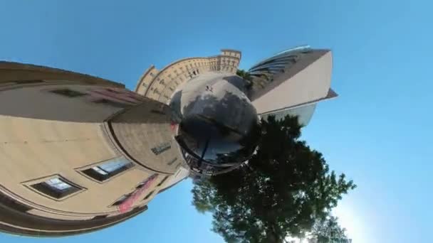 Yazın Güneşli Bir Günde Münih Sokaklarında Küçük Bir Gezegen Biçimi — Stok video