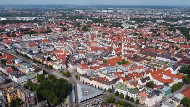 夏の晴れた日にバイエルン州のドイツの都市アウクスブルクの周りの空中ビュー — ストック動画