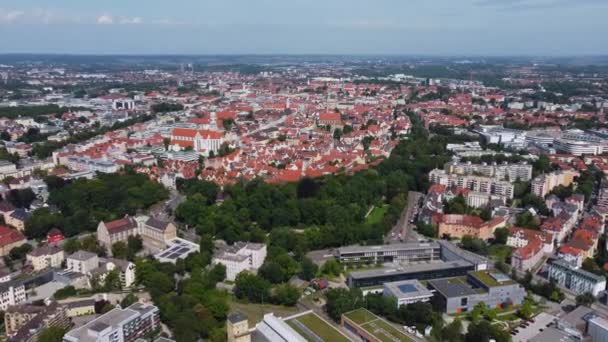 夏の晴れた日にバイエルン州のドイツの都市アウクスブルクの周りの空中ビュー — ストック動画