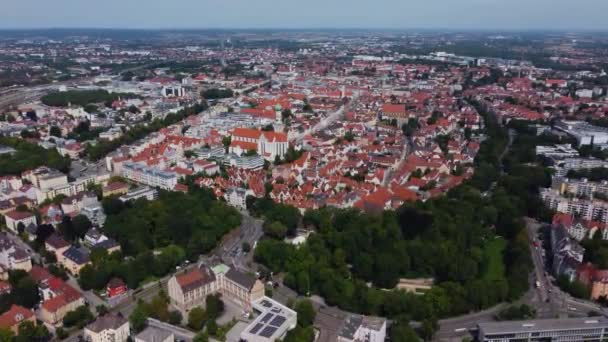 夏の晴れた日にバイエルン州のドイツの都市アウクスブルクの周りの空中ビュー — ストック動画