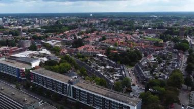 Yazın rüzgarlı bir günde Hollanda Tilburg çevresindeki hava manzarası.