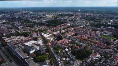 Yazın rüzgarlı bir günde Hollanda Tilburg çevresindeki hava manzarası.