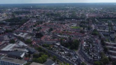 Yazın rüzgarlı bir günde Hollanda Tilburg çevresindeki hava manzarası.