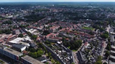 Yazın rüzgarlı bir günde Hollanda Tilburg çevresindeki hava manzarası.