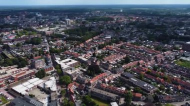 Yazın rüzgarlı bir günde Hollanda Tilburg çevresindeki hava manzarası.