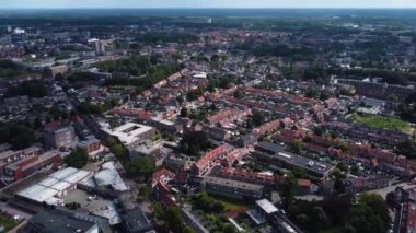 Yazın rüzgarlı bir günde Hollanda Tilburg çevresindeki hava manzarası.