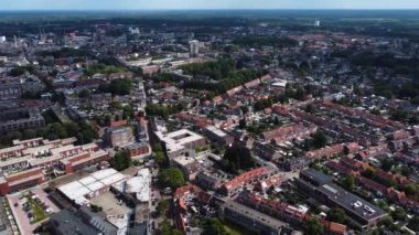 Yazın rüzgarlı bir günde Hollanda Tilburg çevresindeki hava manzarası.
