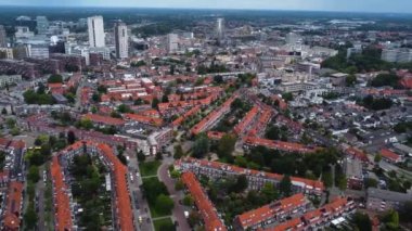Eindhoven 'ın güneşli ve rüzgarlı bir sabahta Hollanda' daki hava manzarası