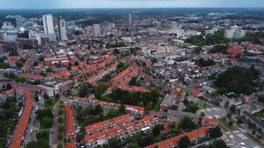 Eindhoven 'ın güneşli ve rüzgarlı bir sabahta Hollanda' daki hava manzarası