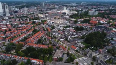 Eindhoven 'ın güneşli ve rüzgarlı bir sabahta Hollanda' daki hava manzarası