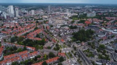 Eindhoven 'ın güneşli ve rüzgarlı bir sabahta Hollanda' daki hava manzarası
