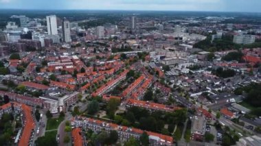 Eindhoven 'ın güneşli ve rüzgarlı bir sabahta Hollanda' daki hava manzarası