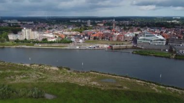 Hollanda 'da bulutlu ve rüzgarlı bir öğleden sonra Venlo' nun hava manzarası