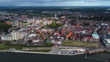 Hollanda 'da bulutlu ve rüzgarlı bir öğleden sonra Venlo' nun hava manzarası