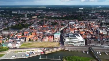 Hollanda 'da bulutlu ve rüzgarlı bir öğleden sonra Venlo' nun hava manzarası