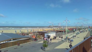 Yazın güneşli ve rüzgarlı bir günde Den Haag 'daki sahil yolu manzarası