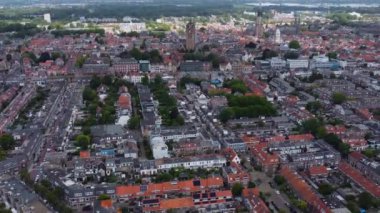 Güneşli ve rüzgarlı bir günde Hollanda 'daki Delft' in havadan görünüşü