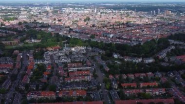 Güneşli ve rüzgarlı bir günde Leiden 'ın Hollanda' daki hava manzarası