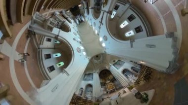Güneşli bir günde, Leydi Antwerp 'in Katedrali' nin içinde..