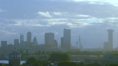 Hollanda 'daki Rotterdam şehrinin etrafındaki zaman akışının hava görüntüsü öğleden sonra