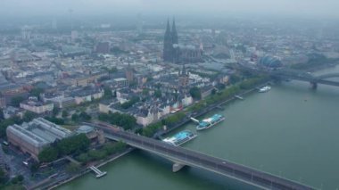 Yağmurlu, bulutlu ve sisli bir yaz sabahında eski kolonya kasabasının hava manzarası.