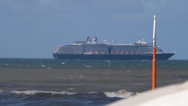 夏の晴れた日にオランダのビーチで遠くの旅客船の広い眺め — ストック動画