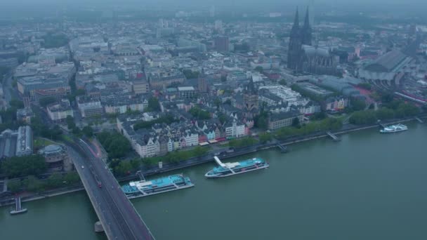 Luftaufnahme der Kölner Altstadt an einem regnerischen, bewölkten und nebligen Morgen im Sommer.