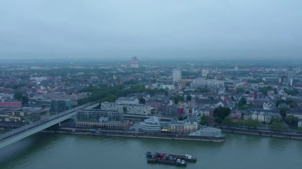 夏の雨 霧の朝にケルンの旧市街の空中パノラマビュー — ストック動画