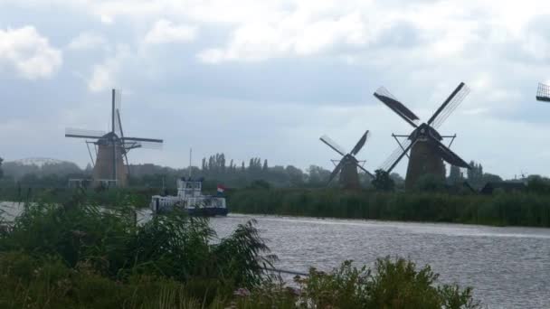 Hollanda Açık Bir Arazide Yel Değirmenleri Yazın Bulutlu Rüzgarlı Bir — Stok video