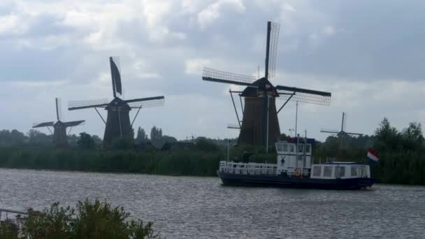 夏の曇りと風の強い日にオランダのオープンフィールドで風車 — ストック動画