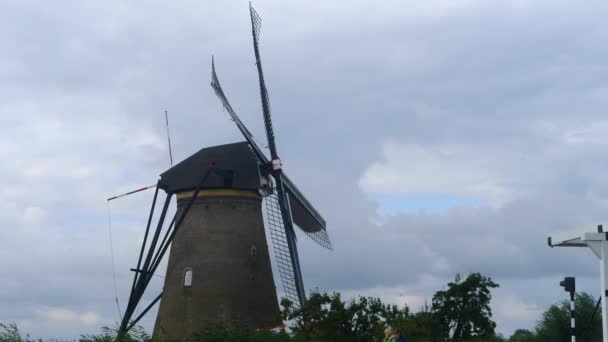 Windmühlen Auf Einem Offenen Feld Den Niederlanden Einem Bewölkten Und — Stockvideo
