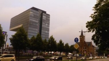 Pazar sabahı erken saatlerde Almanya 'nın şehir merkezindeki kolonyayı izleyin.. 