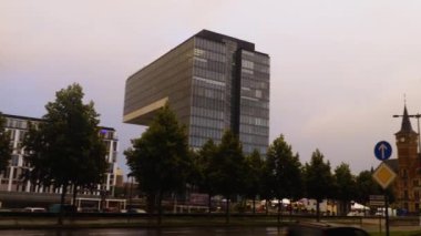 Pazar sabahı erken saatlerde Almanya 'nın şehir merkezindeki kolonyayı izleyin.. 