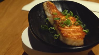 Aperatifleri ve suşiyi kapayın. 