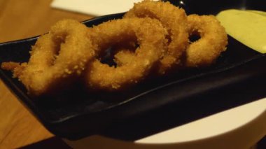 Aperatifleri ve suşiyi kapayın. 