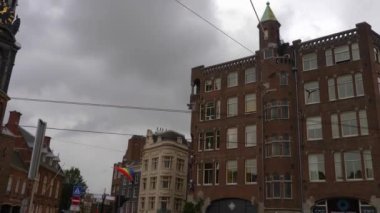 Yazın bulutlu bir günde Amsterdam sokaklarında dolaşmak