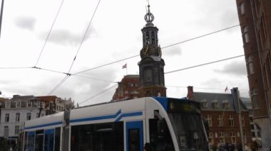 Yazın bulutlu bir günde Amsterdam sokaklarında dolaşmak